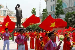 Bác như đã trở về, vẫy chào nhân dân TP 