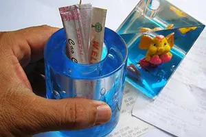 Đồ dùng văn phòng chứa chất độc đang bán tràn lan