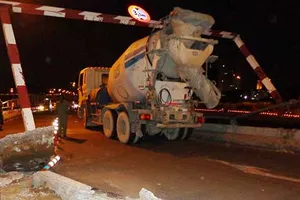 Xe chở bê tông tươi tông sập cổng hạn chế chiều cao
