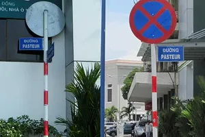 Đã dựng lại biển báo bị gãy chân dựa vào tường