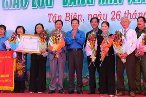 Cựu đoàn viên R đón nhận danh hiệu anh hùng