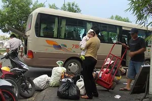 Đến lúc sống chung với xe ‘dù’, bến 'cóc'?