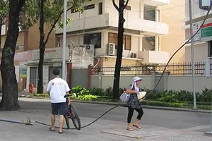 Dây điện nguy hiểm ngáng chân người đi đường