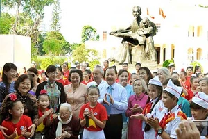 Cung thỉnh tượng Bác Hồ với thiếu nhi về Nhà thiếu nhi TP.HCM