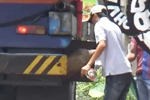 Hút trộm xăng dầu giữa quốc lộ