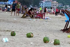 Rác vẫn ngập ở bãi biển Đồ Sơn