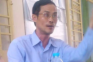 Suýt bị còng vì hỏi thủ tục thi