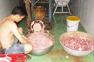 Bò viên làm từ... thịt thối