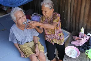 Mẹ già chuốt chổi nuôi con tâm thần