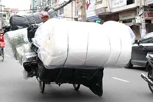 Xích lô ‘tải’ cả đống hàng