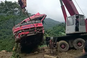 Giây phút kinh hoàng lúc xe rơi xuống vực
