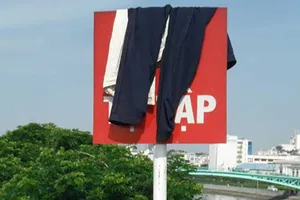 Phơi quần áo trên biển cấm, nhìn phản cảm