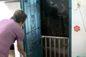 Bị hàng xóm bít cửa, không có lối ra vào sân chung