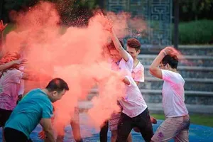 Chơi chọi bột màu, coi chừng lãnh độc tố