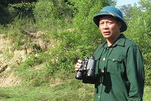 Vác nước lên núi giải hạn cho voọc