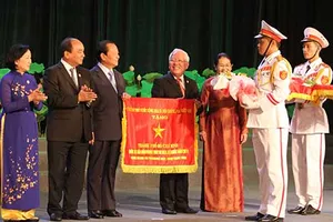 TP.HCM nhận cờ thi đua của Chính phủ