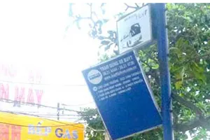 Bảng dừng xe buýt sắp rơi gây nguy hiểm