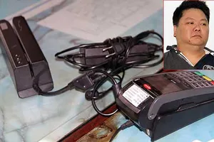 Bắt người nước ngoài rút tiền tỉ bằng thẻ giả 