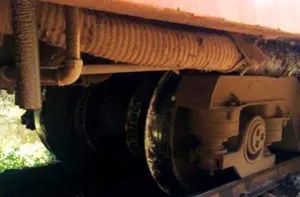 Tàu hỏa trật đường ray, lái tàu bị thương nhẹ