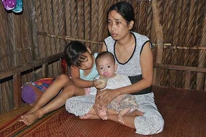 Người mẹ mù kiệt sức nuôi hai con nhỏ 