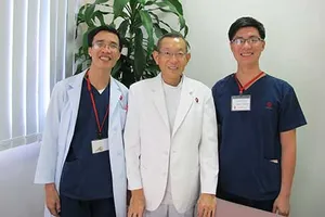 Chàng bác sĩ trẻ... đỡ đẻ