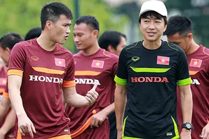 Việt Nam - Manchester City: Bầu Hiển ghi bàn