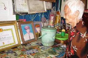 Huyền thoại mẹ hiến vàng đóng tàu không số 