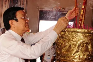 Chủ tịch nước dâng hương tại Khu lưu niệm luật sư Nguyễn Hữu Thọ