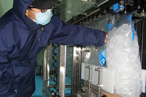 Yên tâm với nước đá đóng gói