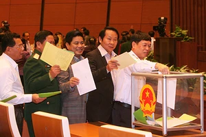 Bỏ phiếu tín nhiệm ‘cực kỳ hệ trọng’, sao chưa làm?