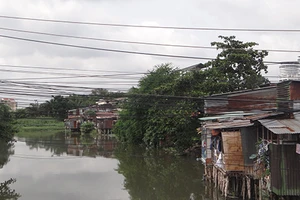 Sắp giải tỏa, nóng chuyện lấn chiếm rạch Văn Thánh