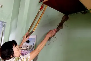 Sống sợ hãi trong nhà chờ sập