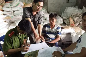 Niêm phong trên 200 bao đường cát nghi nhập lậu