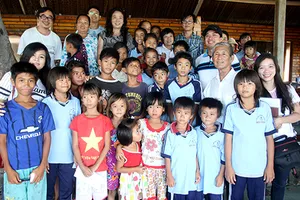 Nhiều tấm lòng đến với trẻ em Dốc Dù