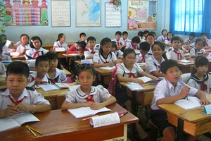 Nhọc nhằn học nhờ vì trường lớp thiếu 