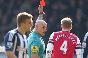 Platini mở đầu chiến dịch tranh cử bằng việc xóa án ‘3 trong 1’