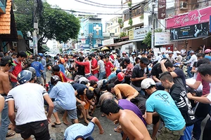 Nhiều nhóm giành đồ cúng ‘cô hồn’