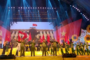 Tổng Bí thư thăm triển lãm 70 năm thành tựu kinh tế-xã hội