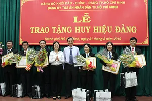 Sáu thẩm phán được trao tặng huy hiệu 30 năm tuổi Đảng