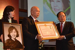 Truy tặng danh hiệu Anh hùng LLVTND cho bà Võ Thị Thắng