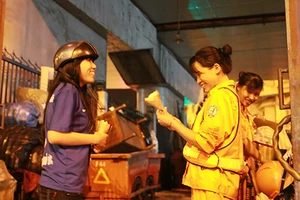 Tặng hoa cho người quét rác 