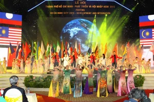 Khai mạc lễ hội ‘TP.HCM - Phát triển và hội nhập’ năm 2015