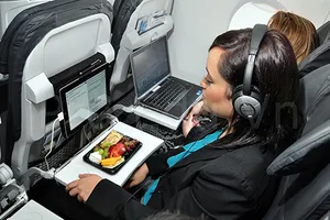 Ai ngờ bàn ăn là nơi bẩn nhất trên máy bay