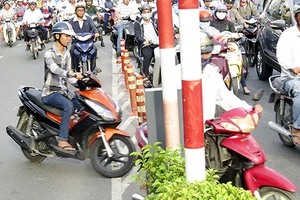 Đua nhau chen ngang, lấn làn lên cầu vượt Hoàng Hoa Thám