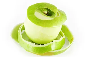 Ăn vỏ táo và cà chua chống già