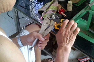 Đột nhập lò ‘độ’ cân gian ở Hà Nội