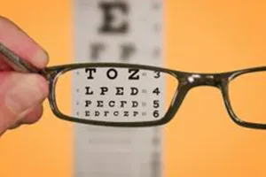 Thị lực dưới 4/10 không được chạy xe máy 