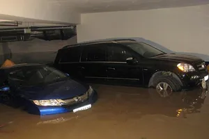 Nước ngập nhà xe, ai chịu trách nhiệm?