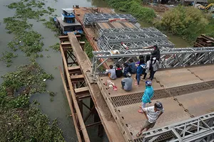 Vụ cô gái mất tích khi qua cầu tạm: Đã có dấu hiệu hình sự