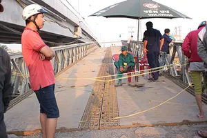 Qua cầu đang tháo dỡ, cô gái mất tích